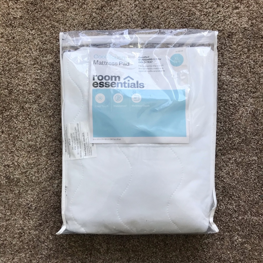 NWOT Room Essentials Twin XL Mattress Pad